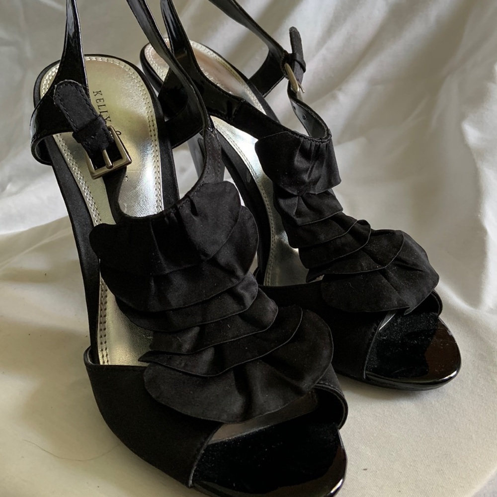 Ruffed Peep Toe Sling Back~ so cute!
